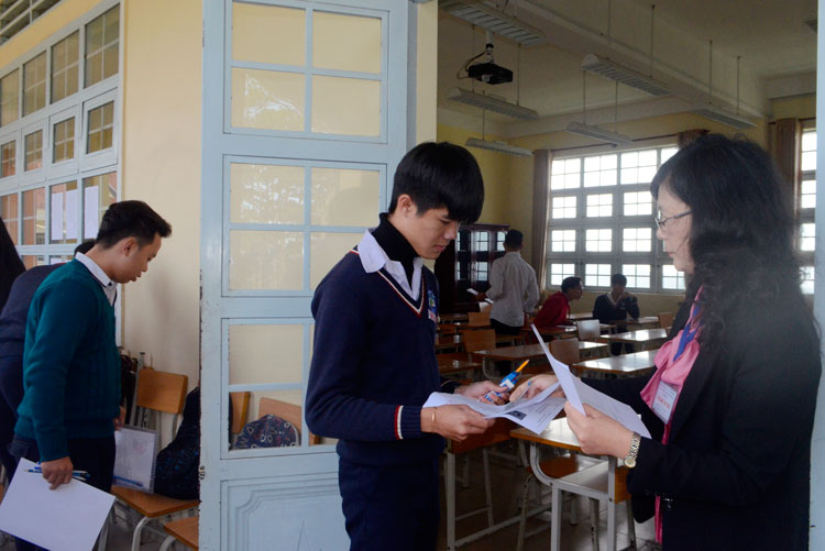 Kiểm tra giấy tờ thi của thí sinh trước khi vào phòng thi tại Kỳ thi THPT quốc gia năm 2019