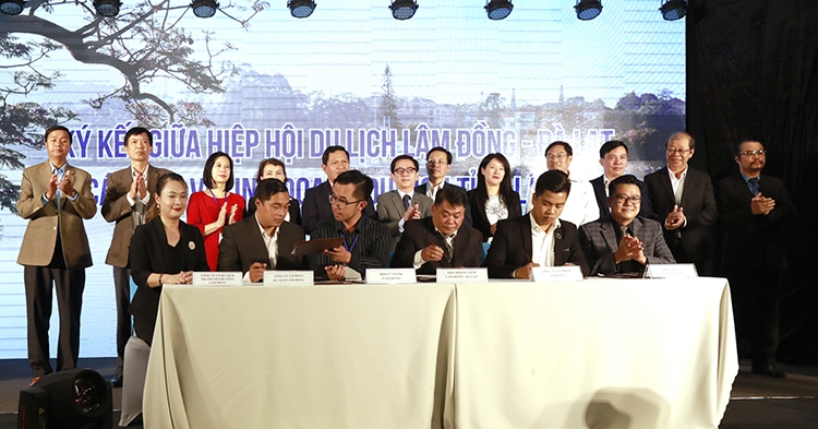 Lãnh đạo tỉnh chứng kiến các Công ty du lịch, Lữ hành ký cam kết phối hợp chương trình giảm giá kích cầu du lịch Lâm Đồng