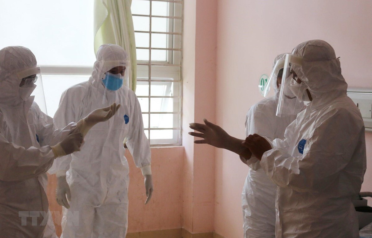 Đội phản ứng nhanh của Bệnh viện Chợ Rẫy hướng dẫn nhân viên y tế Bệnh viện Bà Rịa mặc trang phục bảo hộ