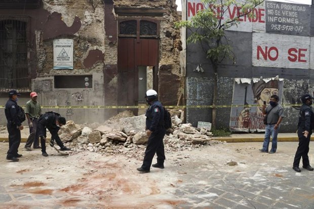 Cảnh sát phong tỏa khu vực tòa nhà bị ảnh hưởng bởi động đất