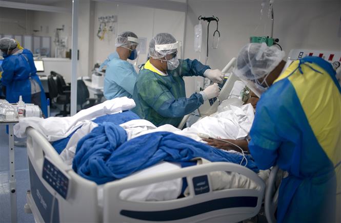 Nhân viên y tế điều trị cho bệnh nhân mắc COVID-19 tại bệnh viện ở Rio de Janeiro, Brazil.