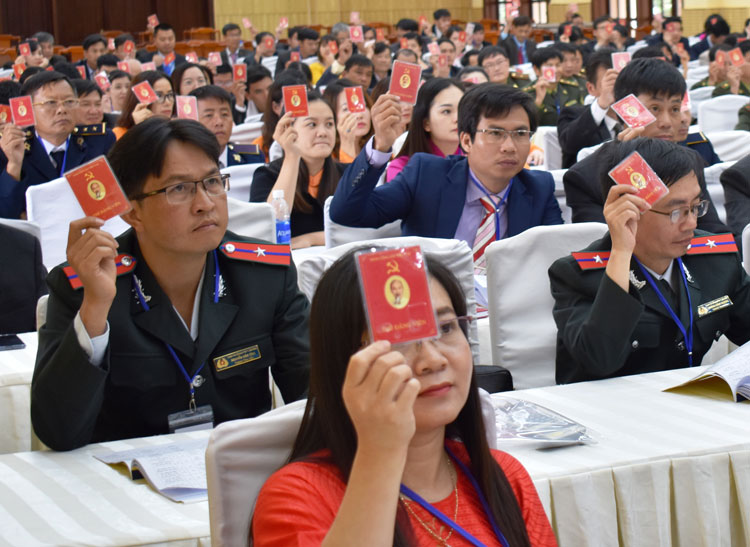 Đại biểu biểu quyết tại Đại hội Đảng bộ Sở Nông nghiệp và Phát triển nông thôn khóa X, nhiệm kỳ 2020 - 2025