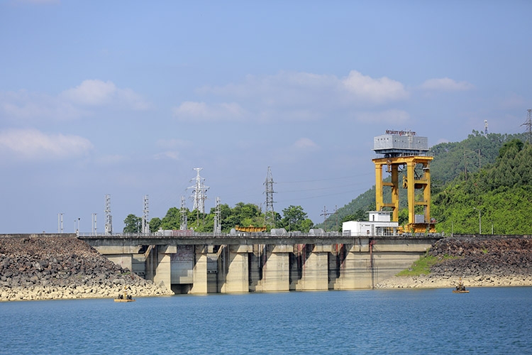 Nhà máy Thủy điện Thác Bà nằm trên lưu vực sông Chảy, đi vào hoạt động từ năm 1971. Nhà máy cao 9 tầng, có 6 tầng chìm sâu dưới lòng hồ, có một đập chính và 19 đập phụ, có 3 tổ máy vận hành phát điện, sản lượng điện bình quân 390 triệu Kwh/năm, cao nhất đạt 450 triệu Kwh/năm. (Ảnh 4)