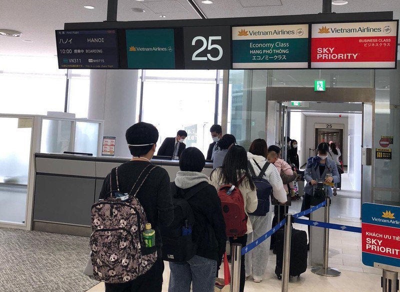 Các hành khách làm thủ tục tại sân bay Narita (Tokyo), Nhật Bản