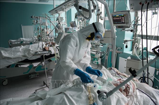 Nhân viên y tế chăm sóc bệnh nhân COVID-19 tại trung tâm y tế quốc gia ở Moskva, Nga ngày 14/5