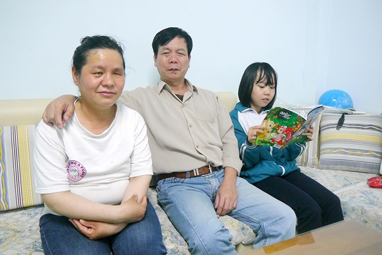  Vợ chồng anh Trực chị Linh lắng nghe con gái nhỏ đọc truyện trong tổ ấm hạnh phúc