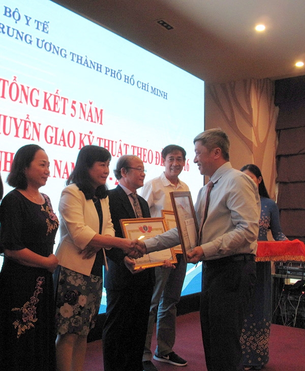 PGS-TS Nguyễn Trường Sơn - Thứ trưởng Bộ Y tế khen thưởng cho các cá nhân có thành tích trong công tác chỉ đạo tuyến và chuyển giao kỹ thuật chuyên ngành RHM hỗ trợ bệnh viện tuyến dưới tại 32 tỉnh, thành phố phía Nam, giai đoạn 2015 -2020