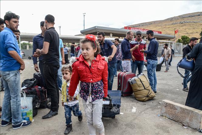 Người di cư Syria vào Thổ Nhĩ Kỳ qua cửa khẩu biên giới huyện Reyhanli, tỉnh Hatay (Thổ Nhĩ Kỳ) ngày 9/10/2017