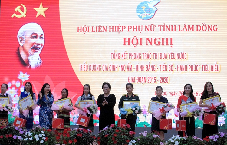 Lãnh đạo Hội LHPN tỉnh và CLB Nữ Doanh nhân Lâm Đồng trao Bằng khen biểu dương các cá nhân xuất sắc trong phong trào thi đua yêu nước