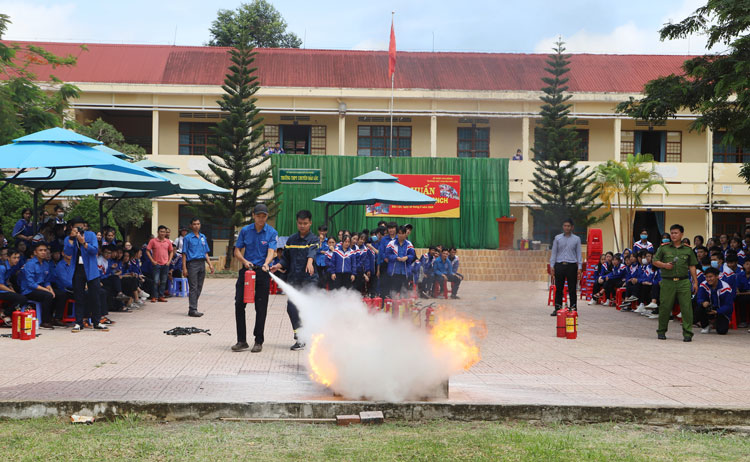 Hơn 400 học sinh Trường THPT Chuyên Bảo Lộc tham gia tập huấn Kỹ năng PCCC &amp; CNCH