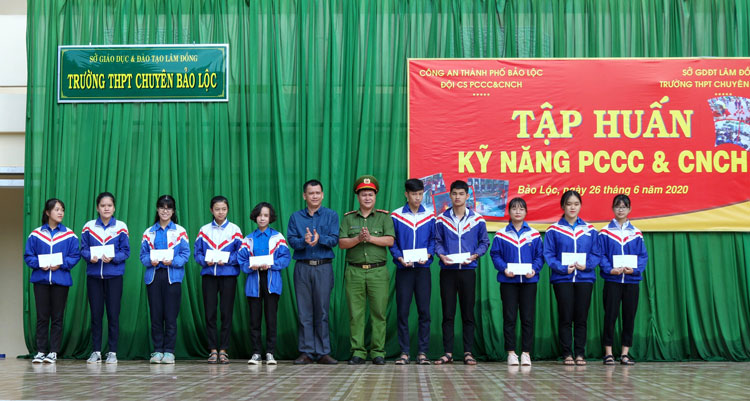 Đội Cảnh sát PCCC&CNCH Công an TP Bảo Lộc cùng nhà tài trợ trao học bổng cho các em học sinh nghèo vượt khó học giỏi Trường THPT Chuyên Bảo Lộc