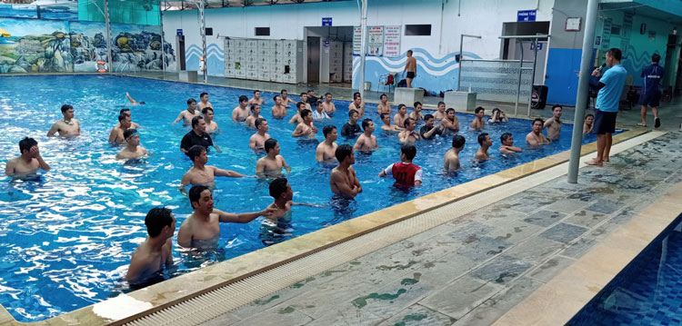 Các học viên được thực hành tại hồi bơi