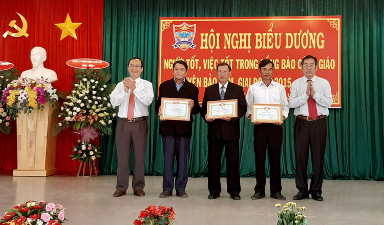 Ban đoàn kết Công giáo huyện Bảo Lâm tặng giấy khen cho các tập thể đạt thành tích xuất sắc