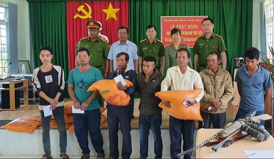 Thu hồi nhiều vũ khí tại xã Ninh Gia và Tà Năng từ mô hình ''đổi gạo lấy vũ khí''