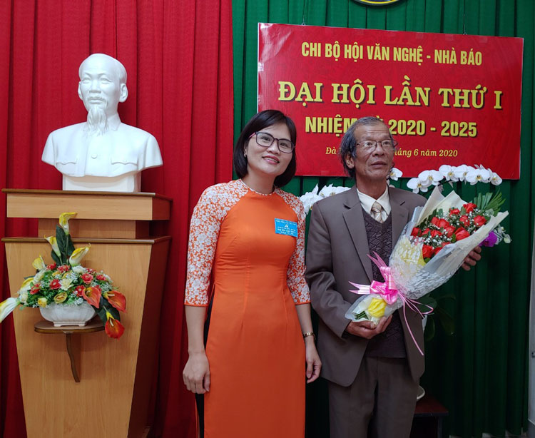 Nhà văn, nhà báo Nguyễn Thanh Đạm - Chủ tịch Hội Văn học Nghệ thuật Lâm Đồng được tín nhiệm bầu làm Bí thư Chi bộ ra mắt đại hội
