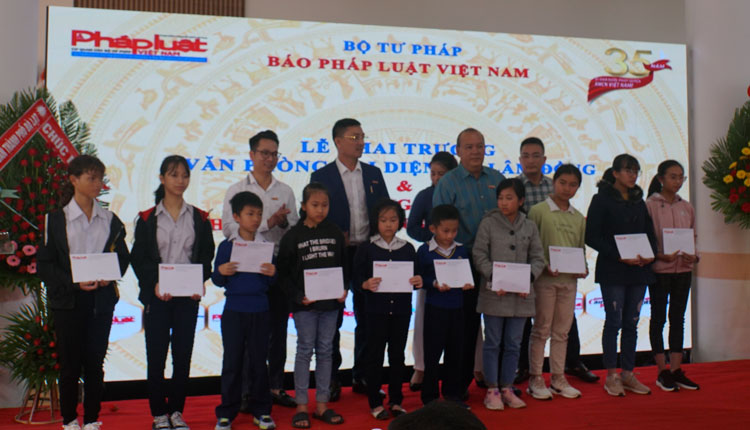 Văn phòng Báo Pháp Luật Việt Nam tại Lâm Đồng tổ chức Chương trình ''Chung tay xóa nghèo pháp luật''