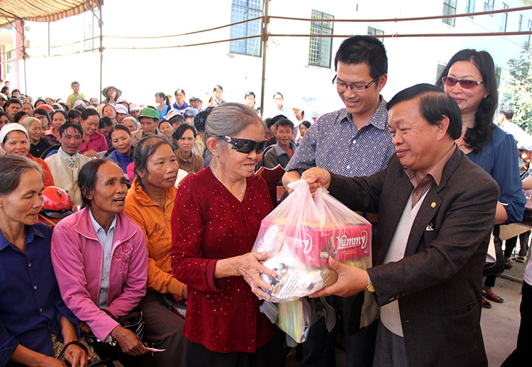 Hội Bảo trợ Bệnh nhân nghèo tỉnh Lâm Đồng và Báo Thanh niên trao quà tết cho người nghèo huyện Cát Tiên. Ảnh: Khánh Phúc