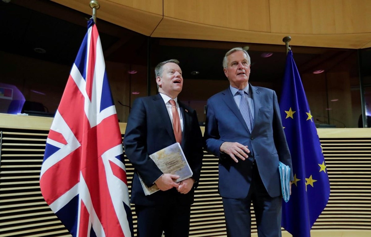 Trưởng đoàn đàm phán EU Michel Barnier (phải) và người đồng cấp Anh David Frost (trái) tại vòng đàm phán thứ nhất về thỏa thuận thương mại hậu Brexit ở Brussels, Bỉ ngày 2/3/2020
