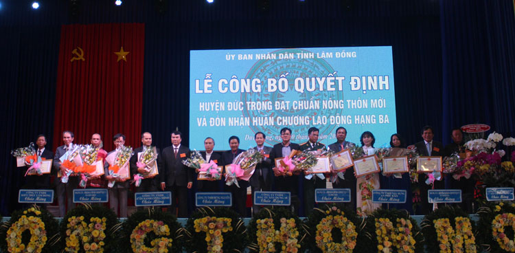 Đồng chí Phạm S và đồng chí Nguyễn Trọng Ánh Đông trao Bằng khen cho các cá nhân, gia đình có thành tích xuất sắc trong chương trình xây dựng NTM