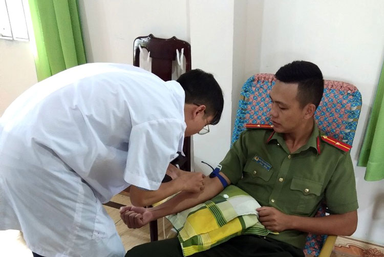 Cán bộ, chiến sĩ Công an huyện Đạ Huoai tham gia hiến máu tình nguyện đợt 2 năm 2020