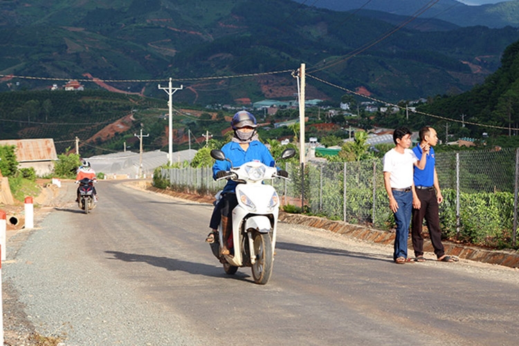 Có con đường mới đã tạo thuận lợi cho người dân Mê Linh sản xuất, phát triển kinh tế