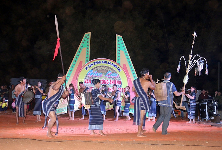 Đội chiêng Bon Duệ tại Giao lưu văn hóa cồng chiêng xã Đinh Lạc, huyện Di Linh