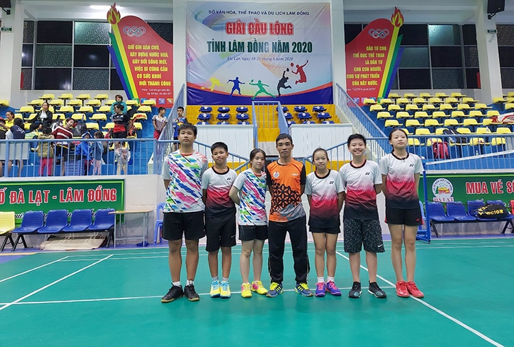 Anh Thành, Chủ nhiệm CLB Cầu lông Lâm Hà (ở giữa) cùng các VĐV trẻ của CLB trong giải cầu lông tỉnh Lâm Đồng năm 2020