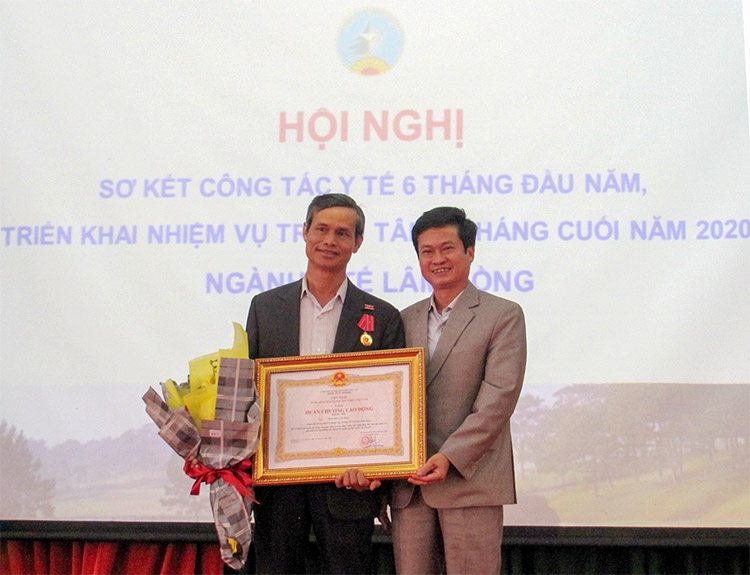 Ông Nguyễn Văn Hòa - Nguyên Giám đốc Trung tâm Y tế Lạc Dương vinh dự đón nhận Huân chương Lao động hạng Ba