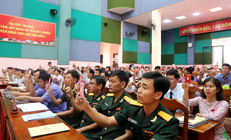 Đại hội biểu quyết thông qua toàn văn Dự thảo Nghị quyết Đại hội Đại biểu Đảng bộ huyện Đạ Tẻh nhiệm kỳ 2020 - 2025