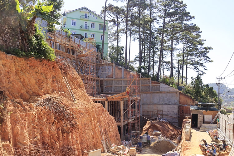 Chủ đầu tư được cấp phép đào núi xây khách sạn