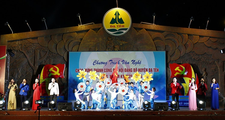 Văn nghệ chào mừng thành công Đại hội Đảng bộ huyện Đạ Tẻh lần thứ IX