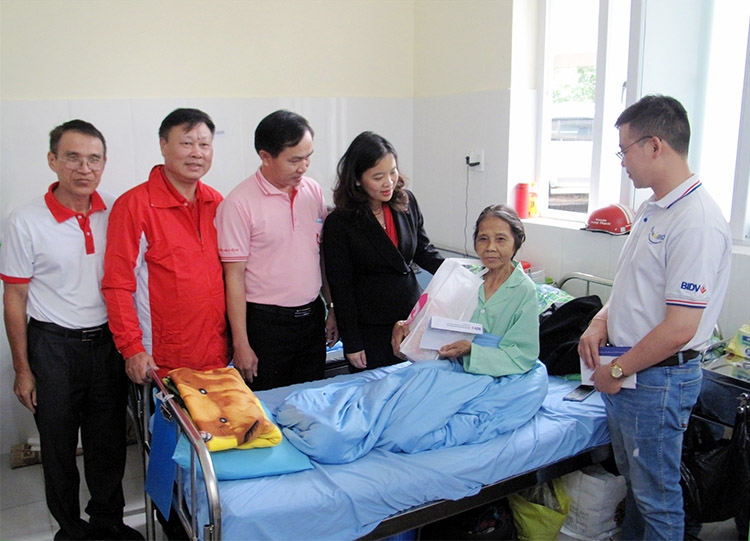 Chương trình Hành trình Đỏ - Kết nối yêu thương thăm tặng quà cho bệnh nhân Khoa Thận - Tiết niệu - Lọc máu BVĐK Lâm Đồng