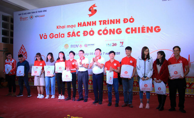 Ban Tổ chức Hành trình Đỏ Lâm Đồng trao tặng quà cho các  tình nguyện viên Hành trình Đỏ xuyên Việt qua các năm
