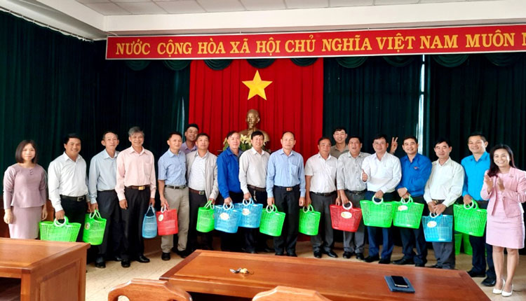 Hội LHPN TP Bảo Lộc tặng làn nhựa cho cán bộ, công chức, viên chức và người lao động thuộc Khối Mặt trận và các đoàn thể TP Bảo Lộc