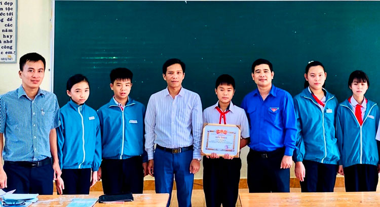 Thành Đoàn Bảo Lộc trao tặng giấy khen tuyên dương hành động đẹp của em Cao Chí Nguyên