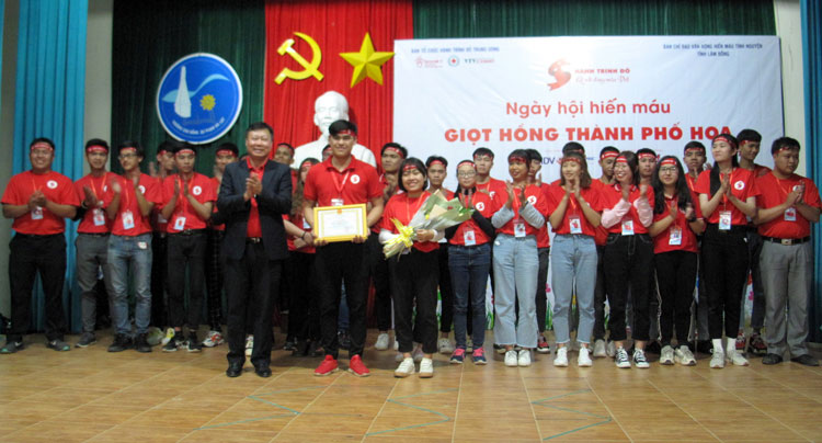 Khen thưởng và trao chứng nhận cho các tình nguyện viên tham gia Chương trình Hành trình Đỏ