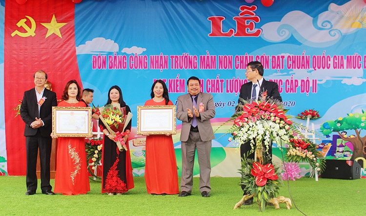 Trường Mầm non Châu Sơn (thôn Diom A, xã Lạc Xuân, huyện Đơn Dương) vừa tổ chức lễ đón nhận Bằng công nhận Trường Mầm non đạt chuẩn Quốc gia mức độ I
