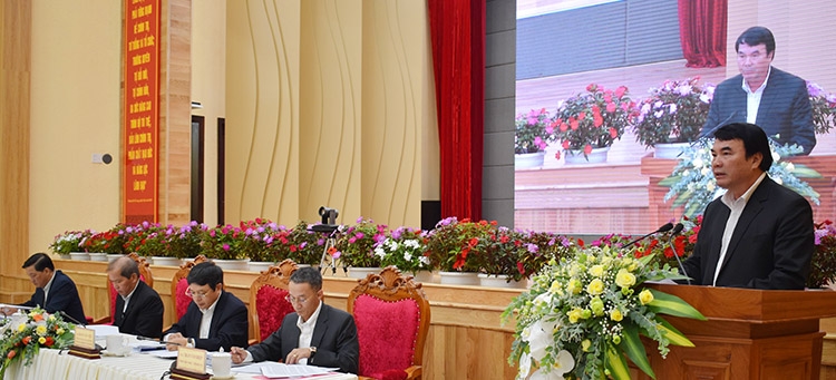 Đồng chí Phạm S - Phó Chủ tịch UBND tỉnh Lâm Đồng trình bày tại hội nghị báo cáo công tác quản lý, bảo vệ rừng giai đoạn 2015- 2019 trên địa bàn