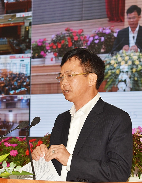 Đồng chí Nguyễn Văn Sơn - Giám đốc Sở Nông nghiệp và Phát triển nông thôn Lâm Đồng trình bày Đề án Khôi phục và phát triển rừng bền vững đến năm 2025, định hướng năm 2030
