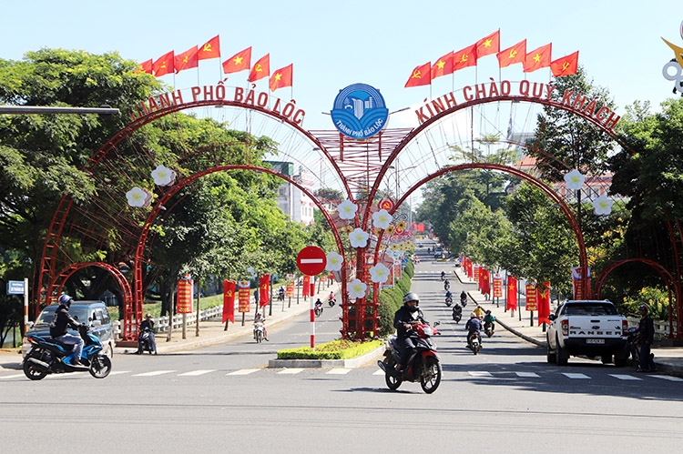 Trung tâm thành phố Bảo Lộc trang hoàng chào mừng Đại hội Đảng bộ thành phố lần thứ VI, nhiệm kỳ 2020 - 2025