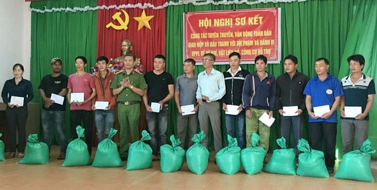 Công an Lâm Hà trao tặng 20 phần quà cho người dân đã tích cực hưởng ứng thực hiện chương trình giao nộp vũ khí, vật liệu nổ, công cụ hỗ trợ