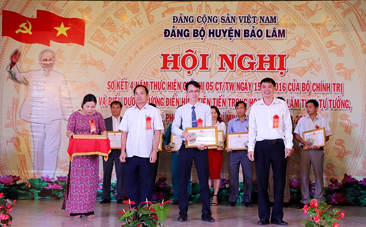 Huyện ủy, UBND huyện Bảo Lâm tặng biểu trưng và giấy khen cho các tập thể