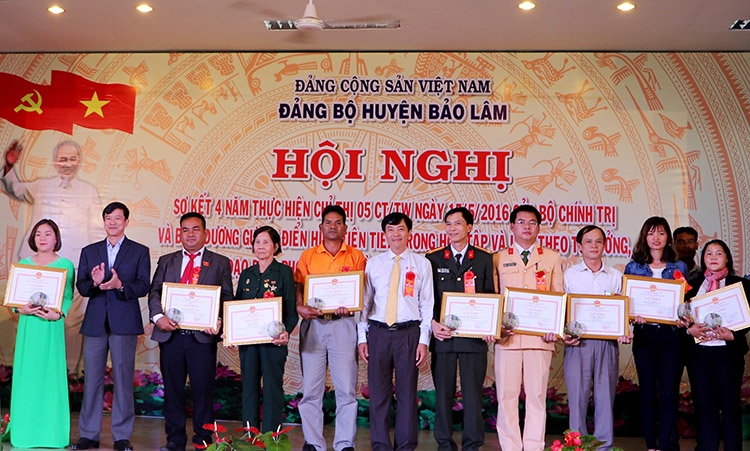 Huyện ủy, UBND huyện Bảo Lâm tặng biểu trưng và giấy khen cho các cá nhân