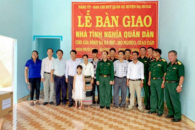Ban Chỉ huy Quân sự huyện Đạ Huoai và xã Phước Lộc bàn giao nhà “Tình nghĩa quân - dân” trị giá 170 triệu đồng cho gia đình bà Ka Síp