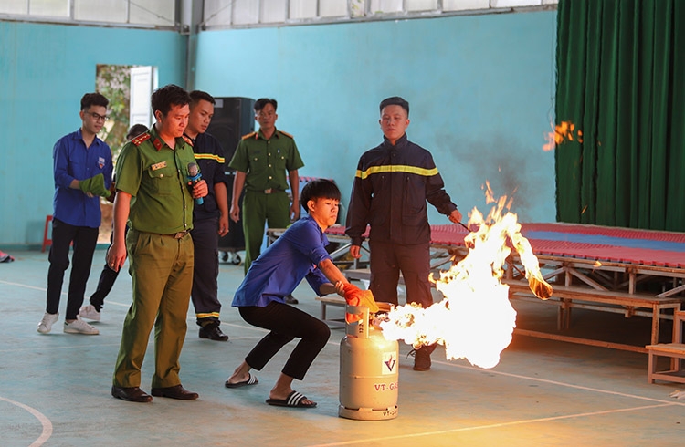 Học sinh Trường THPT Bảo Lộc thực hành kỹ năng tắt bình gas bị gas bị rò rỉ