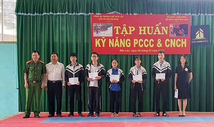 Trao học bổng cho học sinh nghèo vượt khó Trường THPT Bảo Lộc