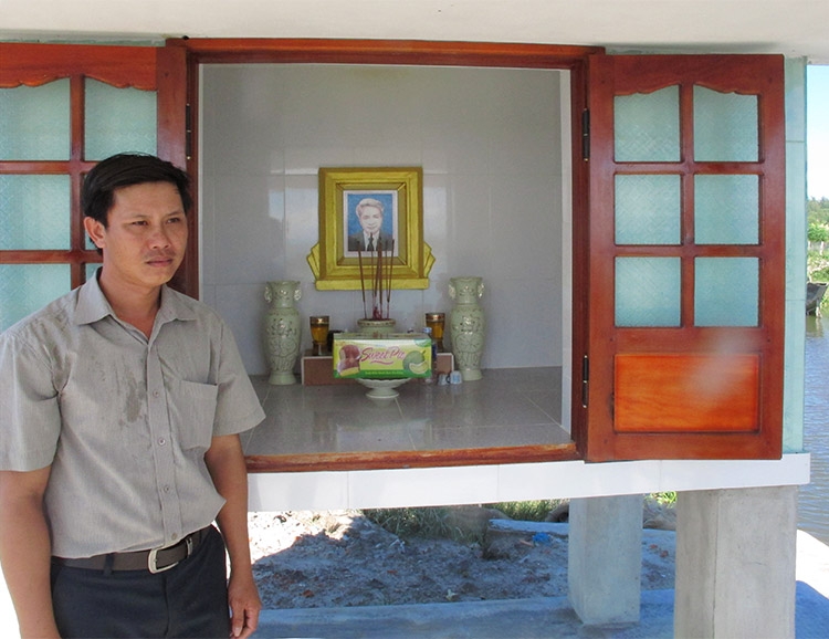 Anh Nguyễn Ngọc - Trưởng Thôn 14 bên miếu thờ ông Phan Thế Phương