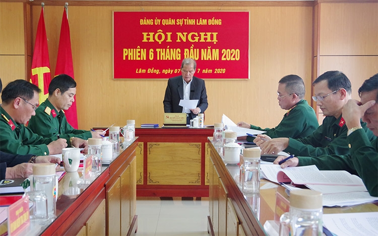 Đồng chí Nguyễn Xuân Tiến - Bí thư Tỉnh ủy, Bí thư Đảng ủy Quân sự tỉnh chủ trì hội nghị