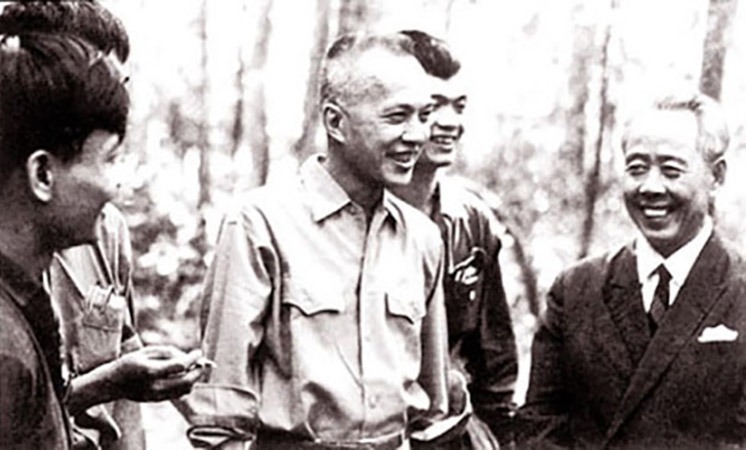 Luật sư Nguyễn Hữu Thọ (giữa) với các nhà báo. Ảnh tư liệu