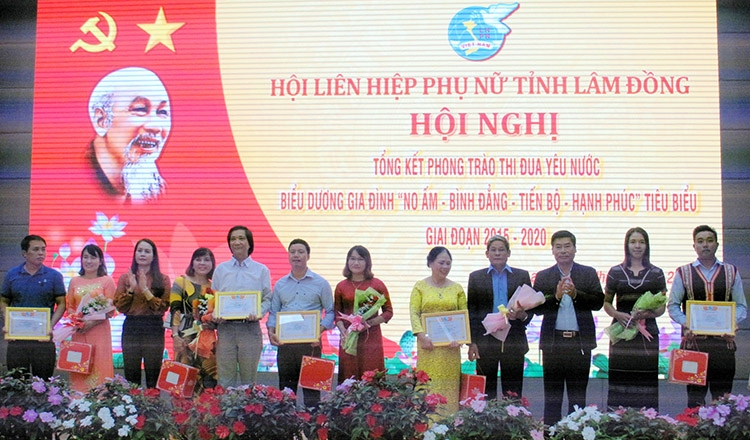 Hội LHPN Lâm Đồng biểu dương các gia đình tiêu biểu trong 5 năm qua